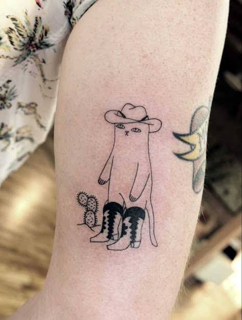 Cat Cowboy Hat Tattoo, Funny Cowboy Tattoo, Cat In Cowboy Hat Tattoo, Cowboy Cat Tattoo, Tattoos Inspos, Cowboy Hat Tattoo, Funny Tattoo, Cowboy Tattoos, Western Tattoos