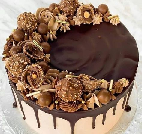 Chocolate Cake Designs, Chocolate Drip Cake, Buttercream Cake Decorating, Happy Birthday Cake Images, Friends Cake, Simple Cake Designs, Cake Decorating Piping, Chocolate Cake Decoration, Cake Decorating Frosting