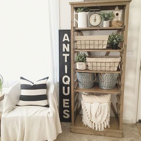 10 Charming Farmhouse Vignette Ideas | HomeandEventStyling.com Style Bookshelf, Bookshelf Ideas, Shelves Ideas, Farmhouse Shelves, Decor Steals, Antique Signs, Bookshelf Decor, Country Style Homes, Diy Interior