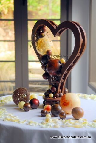 heart chocolate sculpture Chocolate Sculptures Ideas, Chocolate Sculptures Art, Chocolate Centerpieces, Chocolate San Valentin, Chocolate Sculpture, Chocolate Showpiece, Heart Sculpture, Chocolate Sculptures, Chocolate Work