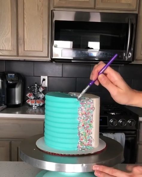 Vertical Fault Line Cake • This is a unique fault line cake😍⁣ ⁣ Credi Fault Line Cake Design, Fault Line Cakes, Waterfall Cake, Metdaan Cakes, Fault Line Cake, Birthday Cake Decorating Ideas, Single Layer Cakes, Buttercream Cake Decorating, Tall Cakes