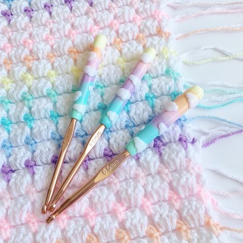 Cloud Crochet Hook - Etsy UK Clay Crochet Hook Handles, Cute Crochet Hooks, Diy Crochet Hook Handle, Polymer Clay Crochet Hooks, Cloud Crochet, Diy Crochet Hook, Knitting Markers, Crochet Hook Handles, Hook Crochet