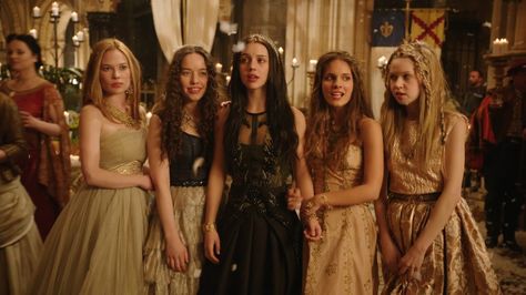 How Movies Get 16th Century Costumes Wrong. From Reign: Allegedly this show takes place in the sixteenth century. Allegedly. Lola Reign, Kenna Reign, Reign Tv Show, Marie Stuart, Reign Mary, Reign Fashion, Reign Dresses, Mary Stuart, Lady In Waiting