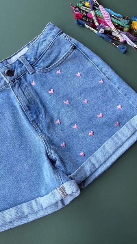 Mending Ripped Jeans, Embroidered Jean Shorts Diy, Jean Embroidery, Jeans Bordados, Embroidery Jeans Diy, Beads Clothes, Clothing Embroidery, Diy Sy, Clothes Embroidery Diy