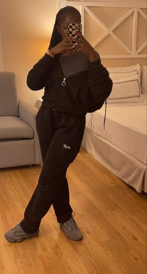 Yeezy 360 Outfit Women, Yeezy 300 Outfit Women, All Black Tracksuit Outfit, Outfit Ideas Tracksuit, Plt Tracksuit Outfit Ideas, Sweatpants Outfits Black Women, Plt Sweatsuit Outfit, Tracksuits Outfits Women, Comfy Fits Black Women