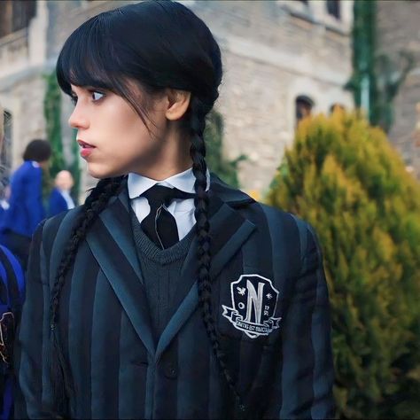 𝒘𝒆𝒅𝒏𝒆𝒔𝒅𝒂𝒚 𝒎𝒂𝒕𝒄𝒉𝒊𝒏𝒈 𝒊𝒄𝒐𝒏𝒔 Wednesday Matching Icons, Best Friend Match, The Addams Family, Matching Wallpaper, Match Icons, Addams Family, Wednesday Addams, Matching Profile, Jenna Ortega