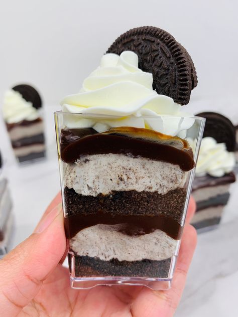 Oreo shots Oreo Shots, Oreo Dessert Cups, Dessert Shots Recipes, Mini Desserts Cups, Desserts Shooters Recipes, Mini Dessert Shots, Mini Desserts Shooters Recipes, Oreo Cheesecake Cups, Oreo Fluff Dessert