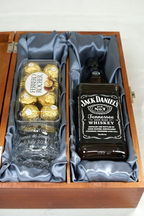 Whisky Gift Basket, Jack Daniels Basket Ideas, Jack Daniels Gift Box Ideas, Jack Daniels Gifts, Whiskey Gift Basket Man Crates, Whisky Gift Set, Personalized Gift Baskets, Homemade Gift Baskets, Groomsmen Gift Box