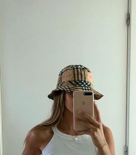 [🖇️]fotos en el espejo. Accessories 2000s, 2000s Accessories, Bucket Hat Outfit, 90s Accessories, Bucket Hat Fashion, Summer 90s, Bucket Hat Style, Cute Hats, Bucket Hats