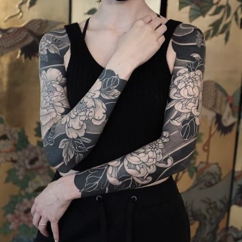 Neo Japanese, Japanese Tattoos For Men, Engraving Tattoo, Sak Yant Tattoo, Blackout Tattoo, Flower Tattoo Arm, Floral Tattoo Sleeve, Irezumi Tattoos, Japanese Sleeve Tattoos