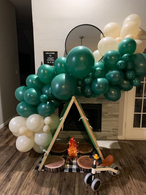 Camp theme balloon arch Camp Theme Birthday, Camp Theme, Balloon Display, Camping Birthday, Camping Theme, Bach Party, Vintage Camping, Theme Birthday, Balloon Arch