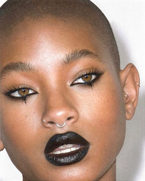 Rain Makeup Look, Willow Smith Makeup, Willow Smith Face, Glam Punk Makeup, Rockstar Makeup Ideas, Rockstar Gf Makeup, Punk Eye Makeup, Punk Rock Makeup, Rockstar Makeup