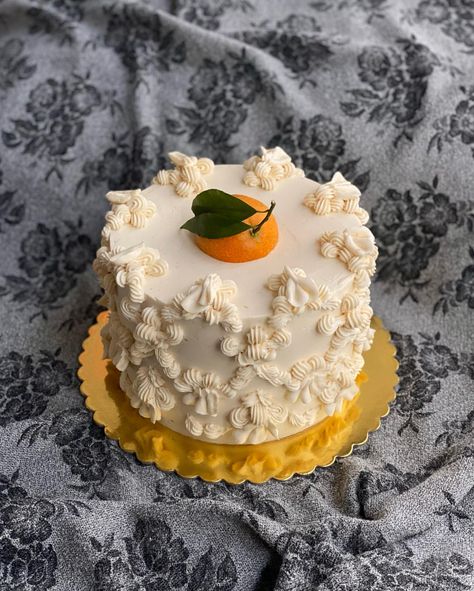 reverie deli | citrus gin pie ✨ commissioned by @jeremyozier for @zoecorn’s birthday 🍊 tangy lime chiffon, @citadellegin gin pastry cream, clementine… | Instagram Piping Cake, Lime Chiffon, Pastry Cream, Let Them Eat Cake, Eat Cake, Gin, Piping, Pastry, Pie