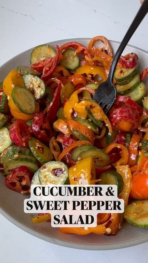 Sweet Pepper Salad, Viral Cucumber, Salad Jars, I Lost 100 Pounds, Pepper Salad, Everything Bagel Seasoning, Fresh Salad Recipes, Bagel Seasoning, Sweet Pepper