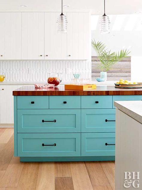 turquoise kitchen island Kitchen Cabinet Trends, Bold Kitchen, Turquoise Kitchen, Teal Kitchen, Shade Of Blue, Classic Kitchen, Kitchen Cabinet Colors, Chic Kitchen, Shabby Chic Kitchen