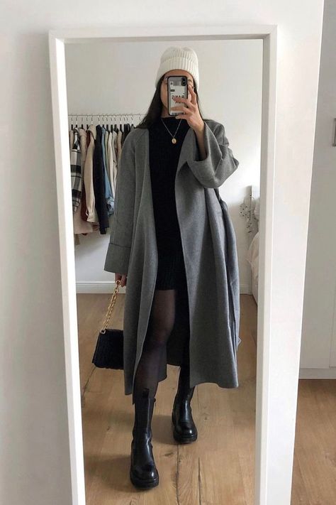 Outfit Manteau Gris, Grey Coat Outfit Winter Classy, Grey Coat Outfit, Mini Skirt Outfit Winter, Mantel Outfit, Looks Adidas, 00s Mode, Stile Blair Waldorf, Adrette Outfits