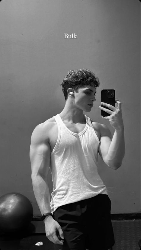 Gym Guys Physique, E-boy Hair, Training Fitness Gym, Men Abs, Gym Guys, Gym Photos, Classy Outfits Men, Gym Inspo, Aesthetic Boys