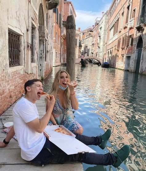 Rome Photo Ideas Couple, Gondola Venice, Couples Photo Ideas, Lele Pons, Venice Photos, Couples Holiday, Photo Prompts, Italy Pictures, Couples Vacation