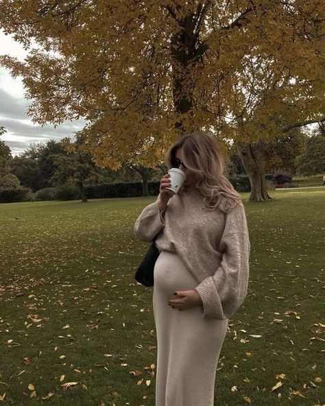 Maternity Dinner Outfit Winter, Baby Mama Outfits, Short And Pregnant, Scandi Maternity Style, Sweater Over Dress Outfit Maternity, Early Pregnancy Outfits Winter, Preggo Fashion Winter, Dressy Pregnancy Outfits, European Pregnancy Style