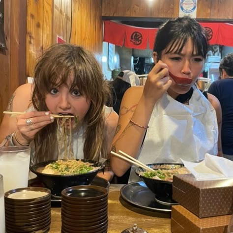 Friends Hanging Out, Ramen Restaurant, Japan Summer, Eat Together, Best Friends Aesthetic, Japan Aesthetic, People Eating, Eating Food, Japan Photo