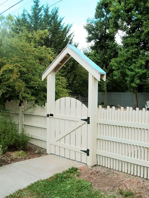 fence with dancing pickets, diy, fences, home improvement, how to Diy Fences, Wooden Garden Gate, Garden Gates And Fencing, Garden Gate Design, Picket Fences, Patio Fence, Pergola Design, Diy Fence, Front Yard Fence