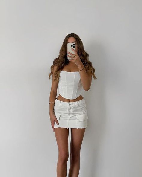 White Cargo Mini Skirt Outfit, Cargo Skirt And Corset, Cargo Skirt Outfits Women, White Jeans Skirt Outfit, White Cargo Skirt Outfit, White Corset And Skirt, White Jean Skirt Outfit, Mini Cargo Skirt Outfit, Skirt Outfit 2023