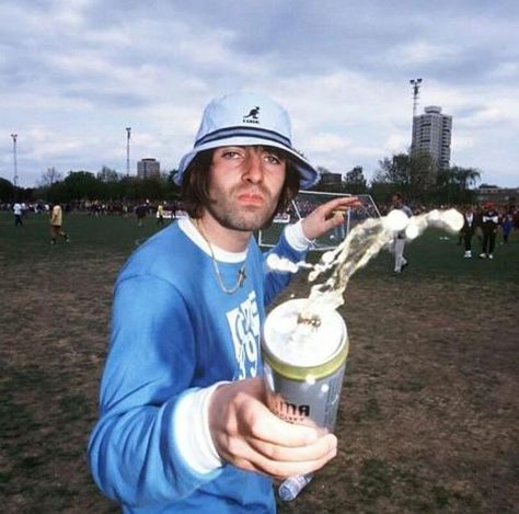 The 20 Greatest Photos Of Rockstars Drinking Beer Ever – Signature Brew Liam Oasis, Leeds Festival, Oasis Band, Mile End, Ronnie Wood, Fly On The Wall, Pint Of Beer, Noel Gallagher, Liam Gallagher