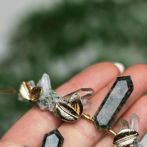 Fawn & Sparrow Crystal Crowns on Instagram: "Moss Agate collection for the entire bridal party! Tiara, pocket boutonniere, and hair stick coordinate in this magical woodland fairy look 🍃💕 #mossagate #fairywedding #crystalwedding #mossagatejewelry #weddinghair #bridesmaidshair #pocketboutonniere" Crystal Boutonniere, Woodland Tiara, Pocket Boutonniere, Fairy Look, Crystal Crowns, Party Tiara, Magical Woodland, Moss Agate Jewelry, Enchanted Wedding