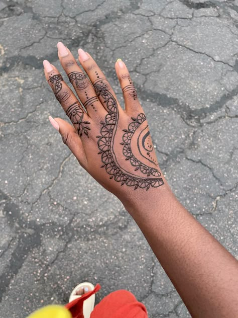 Henna design on dark skin Henna Tattoo Designs On Black Skin, White Henna Designs On Dark Skin, Henna Tattoo Designs On Dark Skin, Brown Henna On Dark Skin, Henna Designs Brown Skin, Henna Designs On Black Women, Henna Tattoo Black Women, Red Henna Designs On Dark Skin, Henna Designs Dark Skin