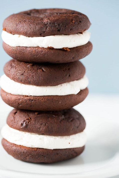 Classic Gobs a.k.a Whoopie Pies! A great recipe to make year after year! Perfect Summer Dessert. Great for Potlucks, BBQ's, and summer picnics! Gob Cake Recipe, Gob Cake, Gobs Recipe, Whoopie Pies Recipe, Whoopie Pie Recipe, Funnel Cakes, Cookie Sandwich, Whoopie Pie, Mince Pie