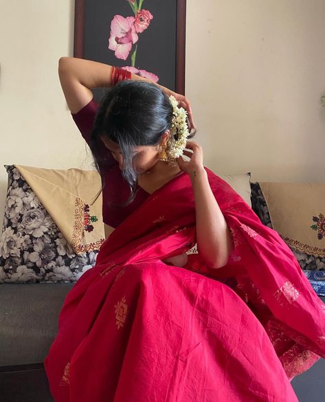 Photoshoot On Saree, Desi Saree Pose Ideas, Pongal Outfits For Women, Akshita Core, Red Saree Aesthetic, Saree Aesthetic Photoshoot, Sarees Poses, Sari Poses, Farewell Pics