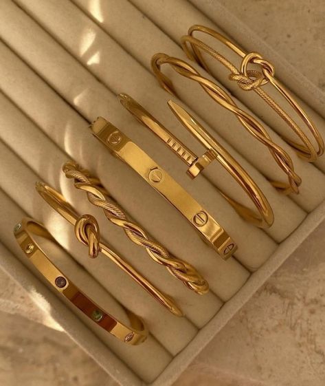 Jewerly Stacks Gold, Bracelet For Girls Gold, Minimalist Accessories Jewellery, Xoxo Jewelry, Dope Jewelry Accessories, Pretty Jewelry Necklaces, Bracelet Stacking, Minimalist Accessories, Wrist Jewelry