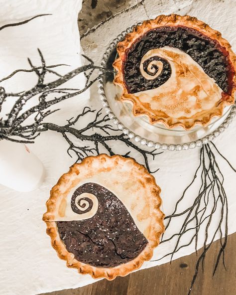 Spiral hill from nightmare before Christmas movie cut from our crust Halloween Pies, Christmas Pies, Halloween Party Food Ideas, Best Halloween Party, Pasteles Halloween, Halloween Tea Party, Halloween Food Ideas, Halloween Party Food, Pumpkin Dishes