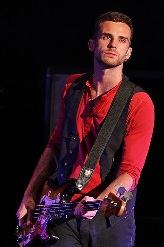 Guy Berryman - The most handsome one who plays the bass Guy Berryman, Chris Martin Coldplay, Jonny Buckland, Coldplay Concert, Viva La Vida, Chris Martin, Band Pictures, Contemporary Music, Country Music Singers