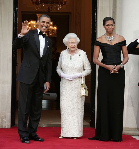 Michelle Obama's First Lady Style Barack Obama Family, Michelle Obama Fashion, Obama Michelle, Michelle And Barack Obama, Barack And Michelle, Obama Family, Estilo Real, Elisabeth Ii, Isabel Ii