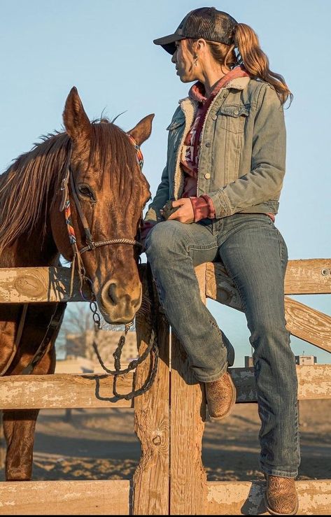 Farm Girl Outfits, Ranch Outfits, Country Girl Aesthetic, Real Cowgirl, Foto Cowgirl, Cowgirl Pictures, Casual Country Outfits, Cowgirl Style Outfits, Cowboy Aesthetic