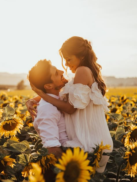 What's more magical than an engagement shoot in a field of sunflowers?! Photo: Jana and Simon Photography Shooting Photo Couple, Sunflower Field Photography, Sunflower Field Pictures, Sunflower Quotes, Sunflower Photography, Engagement Pictures Poses, Shotting Photo, Sunflower Field, Have Inspiration