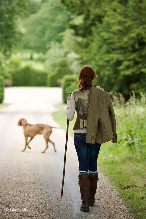 British Country Style, Countryside Style, British Country, English Country Style, Woman Walking, Country Walk, Country Lifestyle, Country Wear, Country Fashion