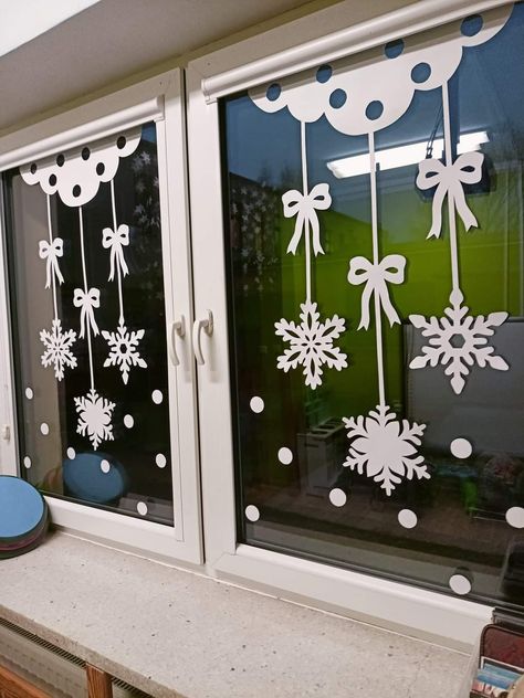 Christmas Window Decorations, Christmas Arts And Crafts, Christmas Decor Ideas Diy, Easy Christmas Decorations, Christmas Themes Decorations, Christmas Paper Crafts, Christmas School, Office Christmas Decorations, Decor Ideas Diy