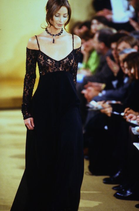 Donna Karan Runway Show RTW F/W 1993 Dr Dresses, Streets Of Tokyo, 90s Runway Fashion, Runway Fashion Couture, Runway Outfits, Prom Dress Inspiration, Christy Turlington, Fame Dr, Looks Black