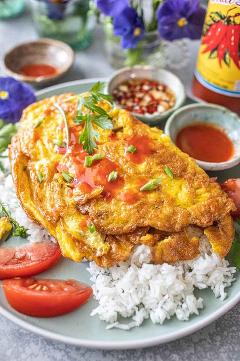 Kai Jeow Thai Crispy Omelet Recipe (ไข่เจียว) is a quick and easy dish that can be found everywhere in Thailand. It's a popular breakfast but can also be enjoyed as a snack or a side dish for lunch or dinner. It's one of the easiest Thai dishes and can be whipped up in less than 15 minutes! #thaiomelet #thaiomelette #kaijeow #kaijiow #thaifriedeggs #thaiomeletterecipe #thaiomeletrecipe Thai Egg Omelet, Traditional Chinese Breakfast, Thai Omelette Recipe, Thai Breakfast Recipes, Kai Jeow, Breakfast Asian, Thai Fusion Food, Thai Omelette, Thai Breakfast