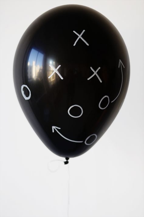 Three Quick Ways to Decorate Balloons for The Big Game Decorate Balloons, Nfl Party, Football Banquet, Sports Banquet, Football Baby Shower, Sports Birthday Party, Football Theme Party, Football Birthday Party, Football Sunday