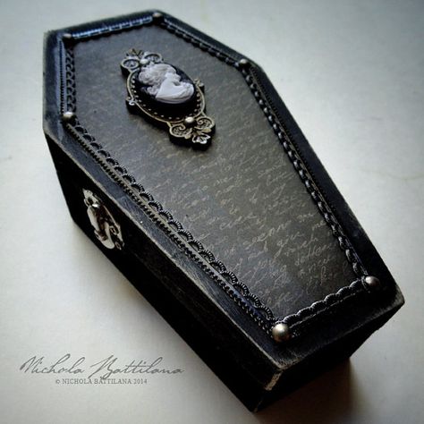 Miniature Vampire Hunting Kit in a Wee Coffin  by PixieHillStudio Goth Aesthetic Victorian, Ideas Dia De Muertos, Romantic Goth Aesthetic, Monster High Room, Abby Ncis, Coffin Halloween, Coffin Jewelry, Stampin Up Halloween, Black Coquette