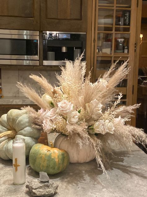 Pompous Grass Fall Decor, Pampas Grass Pumpkin Centerpiece, Pampas Grass And Pumpkins, Fall Pampas Grass Centerpiece, Boho Pumpkin Centerpieces, October Reception Ideas, Black Gold Wedding Theme, Fall Event Decor, Thanksgiving Cakes Decorating