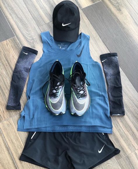 Track Runner Outfit, Running Shoes Outfit Men, Gym Rat Aesthetic, Track Clothes, 2023 Mens Fashion, Rat Aesthetic, Runner Outfit, Running Outfit Men, Aesthetic Outfit Men