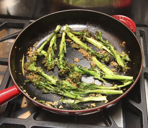 Jamie's tender-stem broccoli recipe.  During one of Jamie Oliver's 15 minute meals he used tender-stem broccoli (purple sprouting broccoli) in a spaghetti dish, I think. Halving the stems to ensure they cook quickly seemed a clever idea to me so I thought I would try it as a standalone vegetable accompaniment. Jamie Oliver 15 Minute Meals, Broccoli Raab, Baby Broccoli, Tenderstem Broccoli, Broccoli Recipe, 15 Minute Meals, Roasted Broccoli, Broccoli Recipes, Jamie Oliver