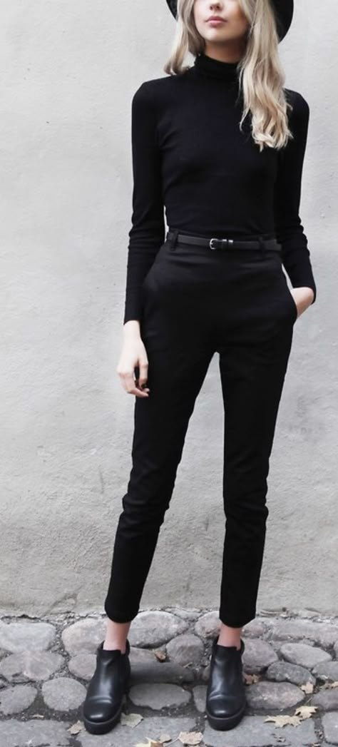 Chic and casual all-black outfits Black Mode, Casual Chic Outfits, Woman In Black, Elegante Casual, Rock Punk, Looks Street Style, Looks Black, Jeans Casual, Business Outfit