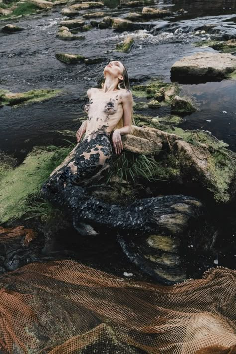 Mermaid Poses References, Green Mermaid Aesthetic, Water Nymph Aesthetic, Dark Siren Aesthetic, River Magic, Swamp Mermaid, Lake Mermaid, River Mermaid, Sirencore Aesthetic