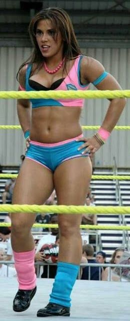 Mickie James Wwe, Heroic Women, Mickie James, Wwe Tna, Wwe Female Wrestlers, Wwe Girls, Wrestling Superstars, Wrestling Divas, Women's Wrestling