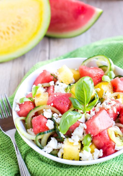 This super easy, fresh and juicy Watermelon Feta Salad is vegetarian and gluten-free - A great quick side to enjoy all summer long! Recipe by The Petite Cook Petite Salad Appetizer, Petite Salad, Easy Seafood Pasta, Salad Appetizer, Watermelon Feta Salad, Watermelon And Feta, Juicy Watermelon, Easy Seafood, Fun Salads